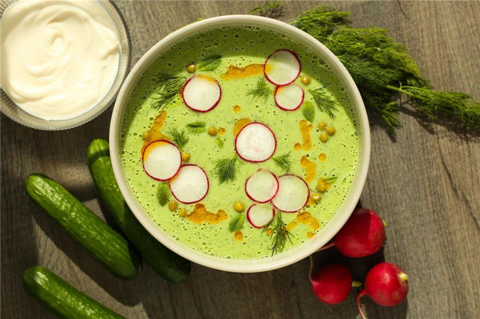 Kalt, cremig, trendy und in 10 Minuten fertig: Eine Gurken-Joghurt-Suppe ist perfekt an heißen Sommertagen.Lesley Brügger/lemonsanddragons/dpa-tmn