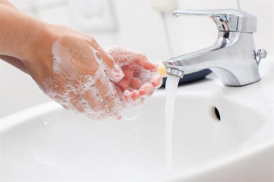 Kalt, lauwarm, heiß? Für saubere Hände kommt es viel mehr auf die Waschtechnik an als auf die Wassertemperatur. picture alliance/dpa/dpa-tmn