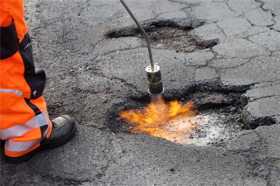 Kaltasphalt ist nicht so haltbar wie Heißasphalt, kann aber auch bei niedrigeren Temperaturen eingesetzt werden. (Archivbild)Bernd Wüstneck/dpa