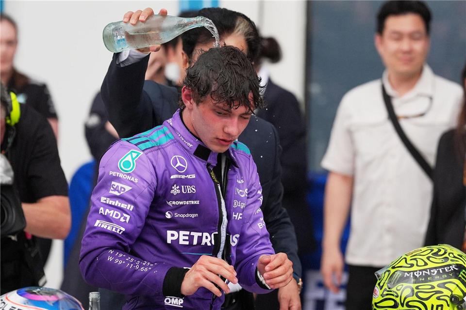 Kalte Dusche für Miami-Sieger Kimi Antonelli.Rebecca Blackwell/AP/dpa