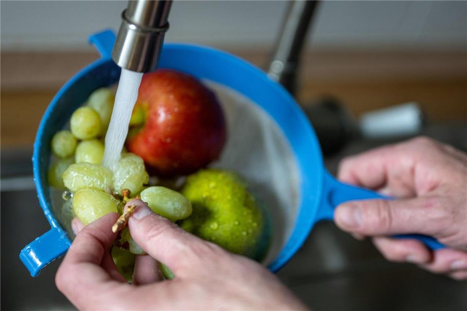 Kaltes Wasser reicht: Obst mit Natronlauge zu waschen bringt nichts und kostet nur Geld. Auch der Geschmack kann darunter leiden.picture alliance/dpa