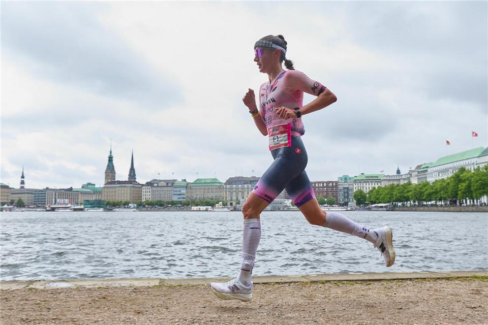 Kam als Zweiter der Ironman-EM in Hamburg an: Laura Philipp.  Georg Wendt/dpa