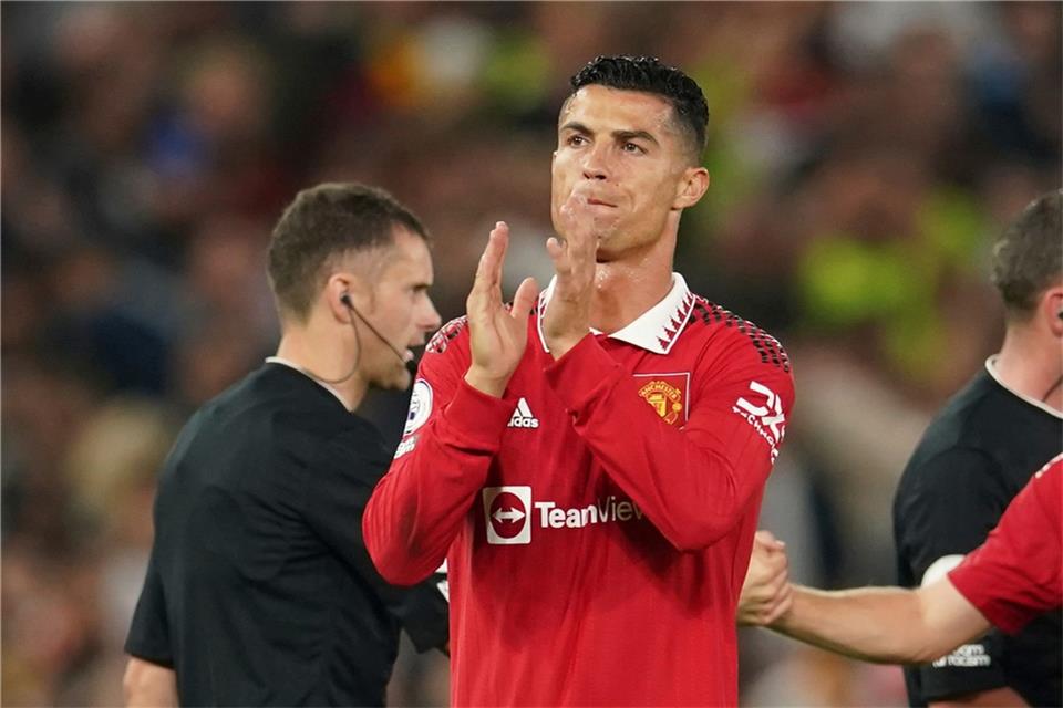 Kam erst sehr spät im Spiel gegen den FC Liverpool zum Einsatz: Cristiano Ronaldo von Manchester United applaudiert nach Abpfiff.