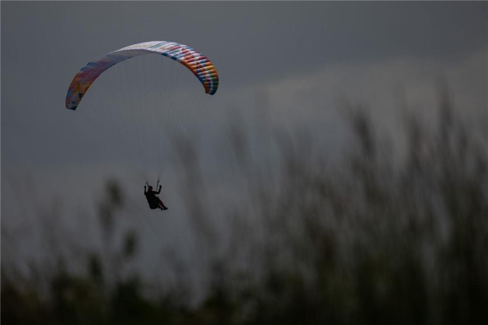 Kam es zu einem Gleitschirmunfall? Nach dem Anruf rücken sofort zahlreiche Kräfte aus. (Symbolbild)Sebastian Gollnow/dpa