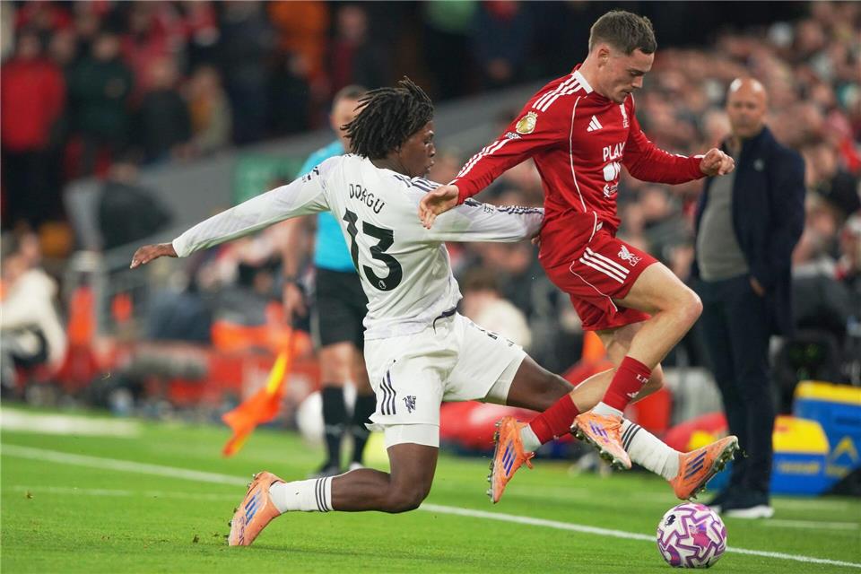 Liverpool im Krisenmodus: „Natürlich ist man besorgt“ Kam gegen Manchester United erneut nur von der Bank: Liverpools Florian Wirtz (r).Ian Hodgson/AP/dpa