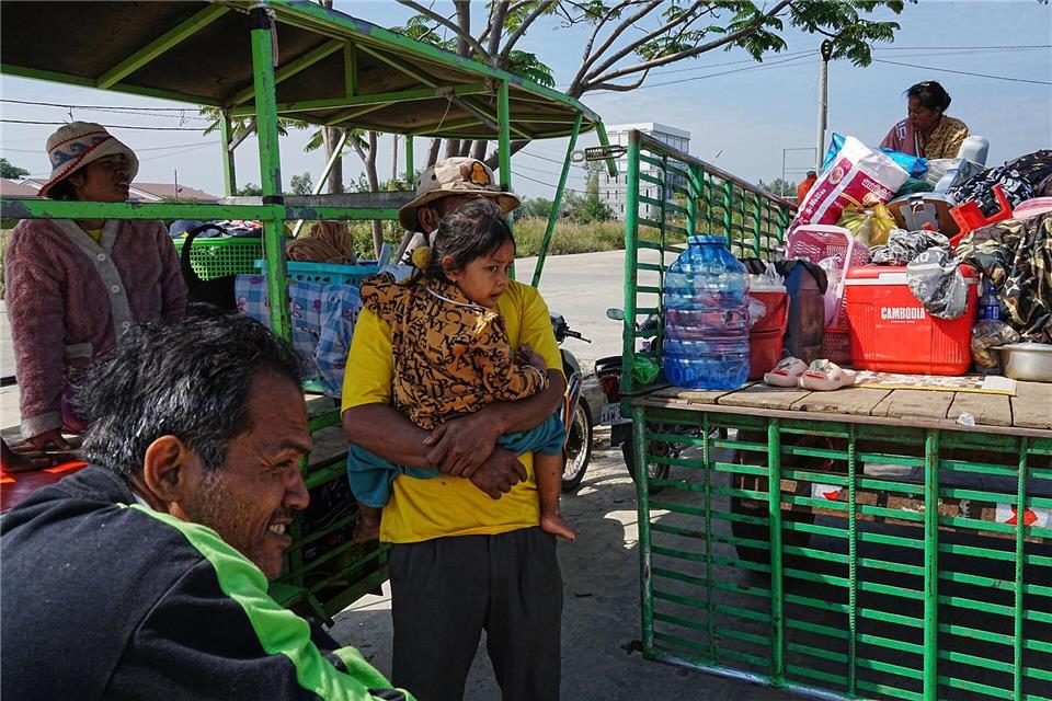 Kambodschaner aus den Dörfern nahe der Grenze zu Thailand sind erneut auf der Flucht.  Heng Sinith/AP/dpa