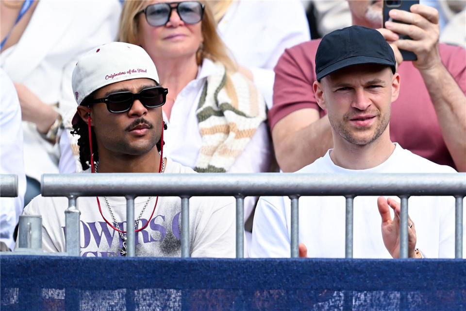 Kamen wenige Stunden nach ihrem Champions-League-Krimi gegen Real zum Tennis: Fußball-Nationalspieler Serge Gnabry (links) und Joshua Kimmich.Sven Hoppe/dpa