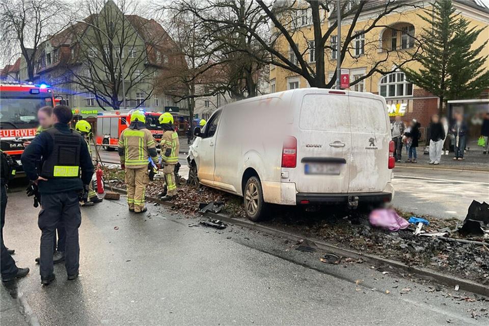 Kameraden der Feuerwehr müssen eine Person aus ihrem Fahrzeug befreien.--/Feuerwehr Berlin/dpa