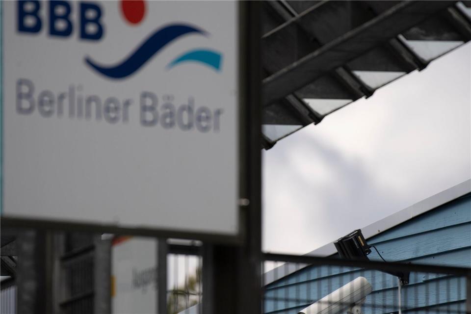 Kameras und Ausweiskontrollen an Berliner Freibädern sind kein Verstoß gegen den Datenschutz. (Archivbild)Paul Zinken/dpa