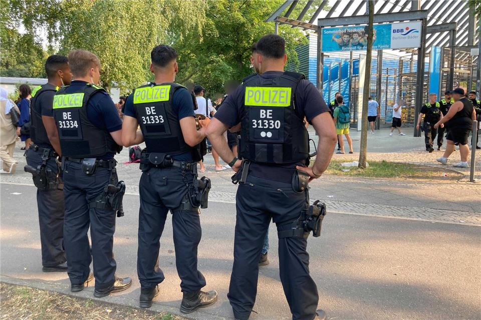 Kameras und Ausweiskontrollen in Berliner Freibädern sind laut einem Gerichtsurteil kein Verstoß gegen den Datenschutz. (Archivbild)Caroline Bock/dpa