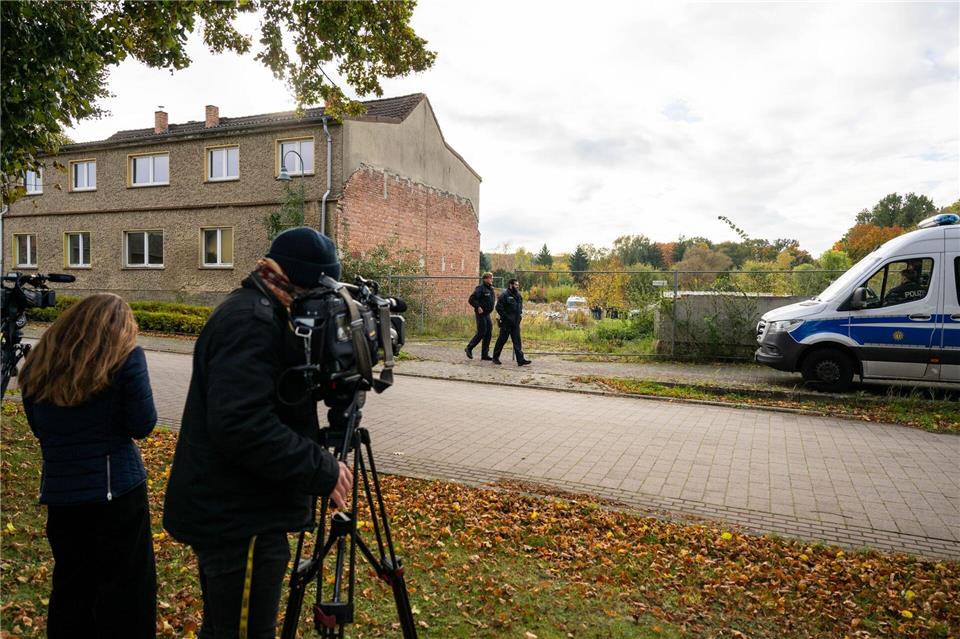Fall Rebecca: Was treibt Hobby-Detektive an?  Kamerateams stehen vor einem Grundstück, das die Polizei im Fall Rebecca durchsucht. (Archivbild) Christophe Gateau/dpa