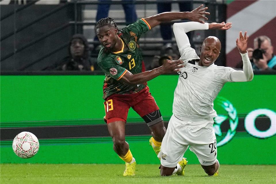 Kamerun um Darlin Yongwa (l) setzte sich gegen Südafrika um Khuliso Mudau durch.Themba Hadebe/AP/dpa