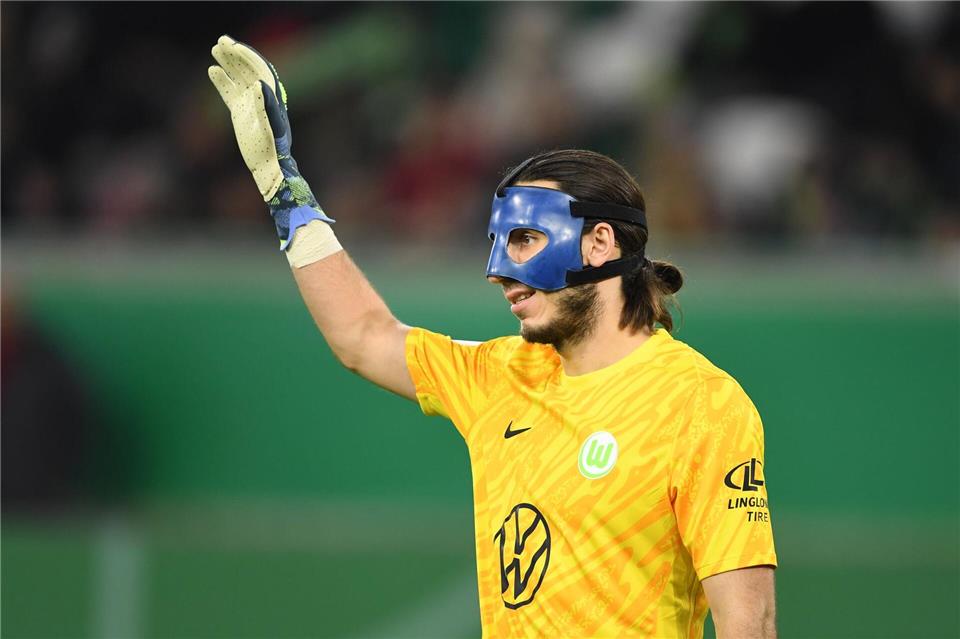 Kamil Grabara kehrt beim VfL Wolfsburg ins Tor zurück.Swen Pförtner/dpa