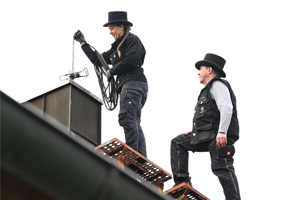 Kaminkehrer sorgen dafür, dass Feuerstätten ohne Probleme betrieben werden können. (Archivbild) Felix Hörhager/dpa