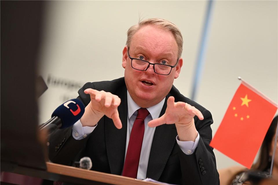 Kammerpräsident Eskelund sieht Gefahr durch China für europäische Firmen mancher Branchen. Johannes Neudecker/dpa