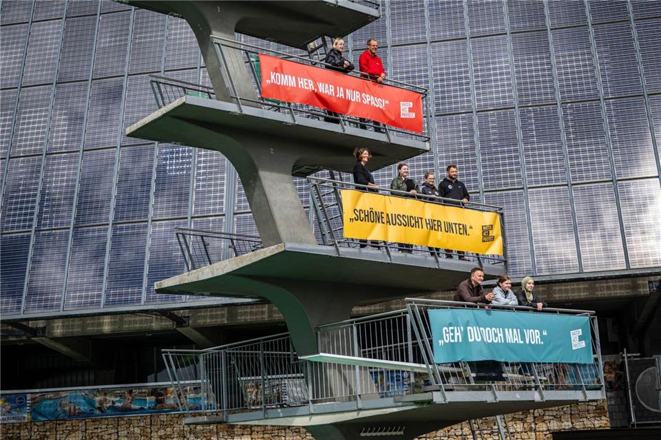 Kampagne gegen sexualisierte Gewalt im Sport: Studentinnen der Hochschule Bremerhaven hängen Plakate am Bremer Stadionbad auf. Sina Schuldt/dpa