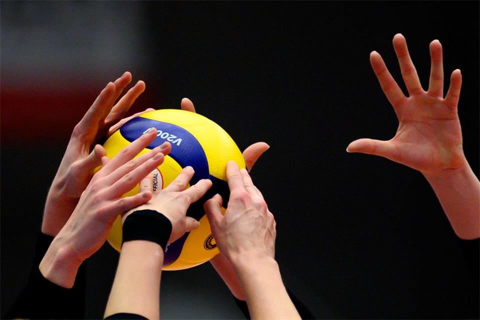 Kampf am Netz um den Volleyball. (Symbolbild)Robert Michael/dpa-Zentralbild/dpa