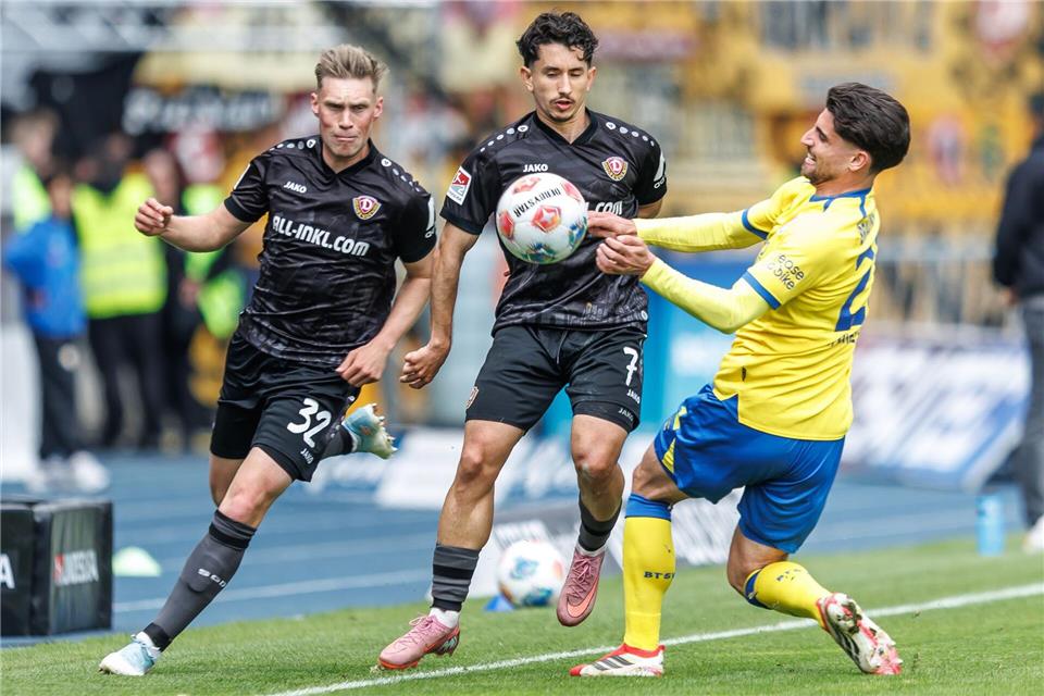 Kampf um den Ball: Braunschweigs Fabio Di Michele Sanchez (r) versucht, die beiden Dresdener Jonas Sterner (l) und Jason Ceka aufzuhalten.Andreas Gora/dpa