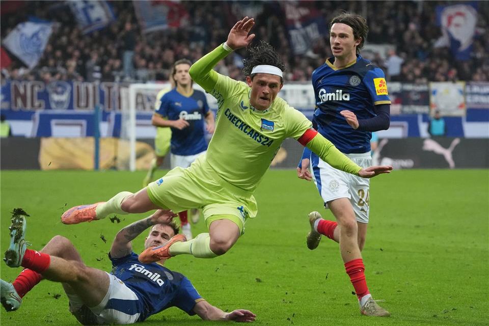 Kampf um den Ball: Hertha-Profi Fabian Reese (M) im Duell mit Kiels Marco Komenda (l).Marcus Brandt/dpa