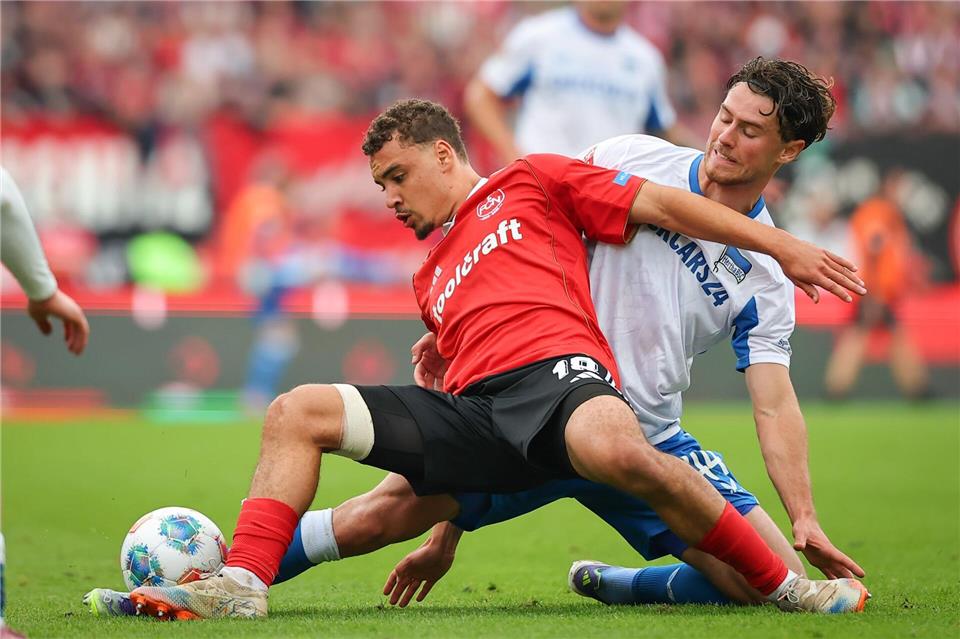 Leitl jubelt, Klose hadert: Hertha siegt klar in Nürnberg Kampf um den Ball: Nürnbergs Rafael Lubach (l) und Hertha-Profi Jon Dagur Thorsteinsson.Daniel Karmann/dpa