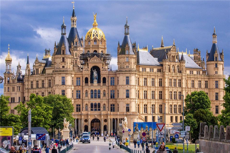 Kampf um den Landtag: Das Schweriner Schloss ist Sitz des Parlaments. (Archivbild)Jens Büttner/dpa
