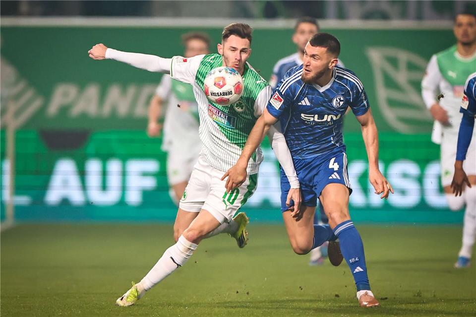 Kampf um jeden Ball: Schalkes Hasan Kurucay (r) im Duell mit dem Fürther Branimir Hrgota.Daniel Karmann/dpa