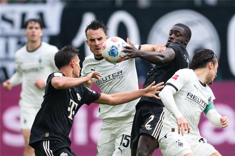 Bayern treffen spät zum Sieg nach großem Gladbacher Kampf  Kampf um jeden Ball im Borussia-Park.Marius Becker/dpa
