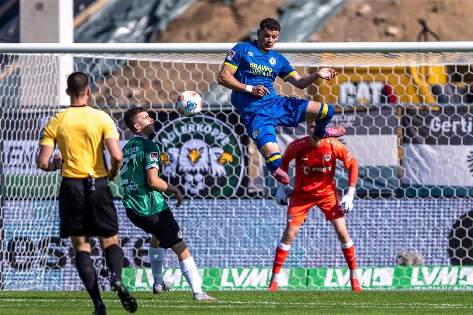 Kampf um jeden Ball im Duell Münster gegen Braunschweig.David Inderlied/dpa
