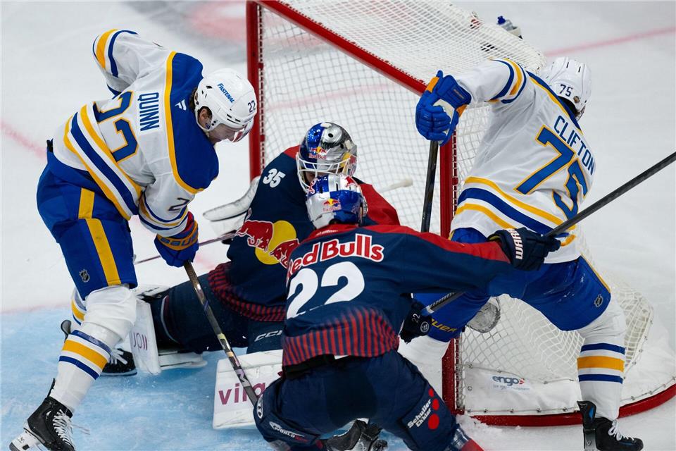 Kampf vor dem Tor des EHC Red Bull München.Sven Hoppe/dpa