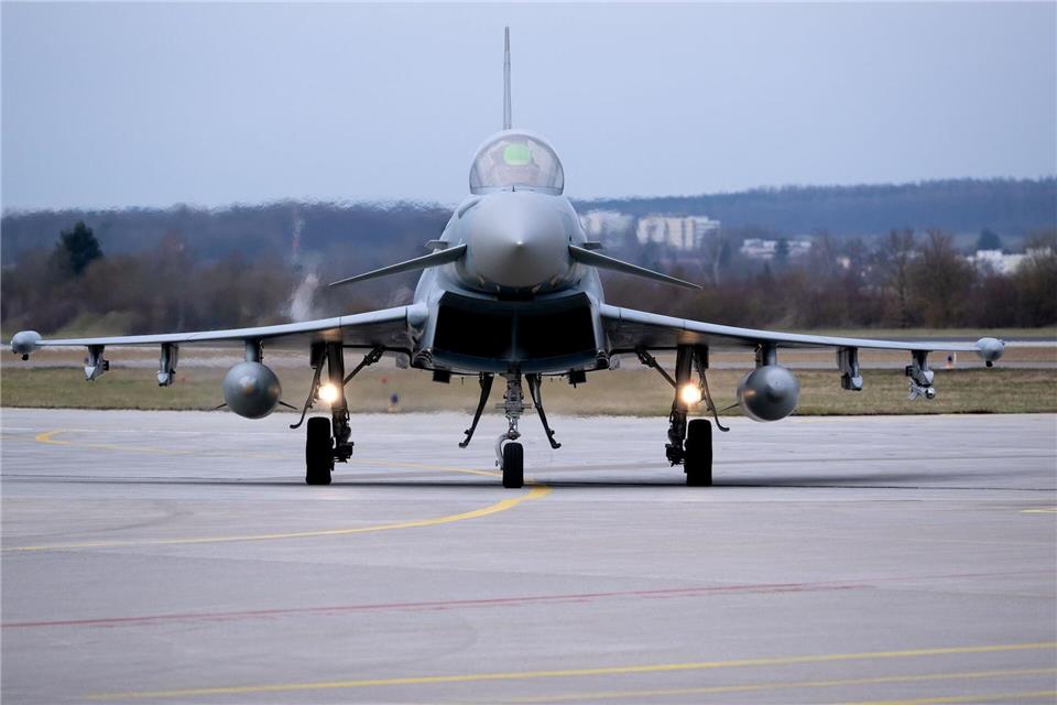 Kampfjets der Bundeswehr dürfen in Tieffluggebieten kurzzeitig auf knapp 80 Meter Höhe absinken. (Symbolbild)Sven Hoppe/dpa