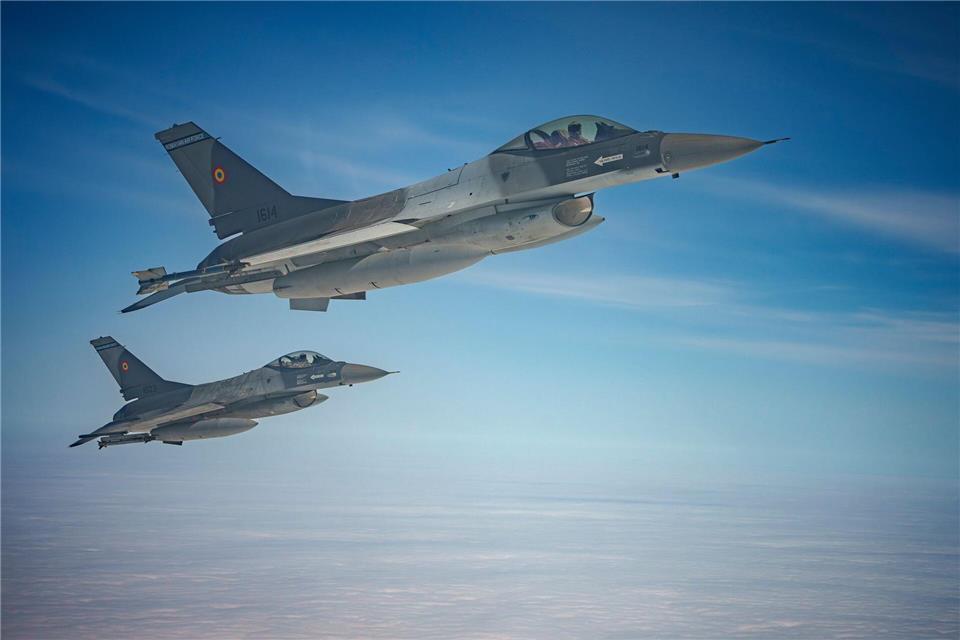 Kampfjets der rumänischen Luftwaffe haben eine fremde Drohne im rumänischen Luftraum abgeschossen. (Archivbild) Andreea Alexandru/AP/dpa