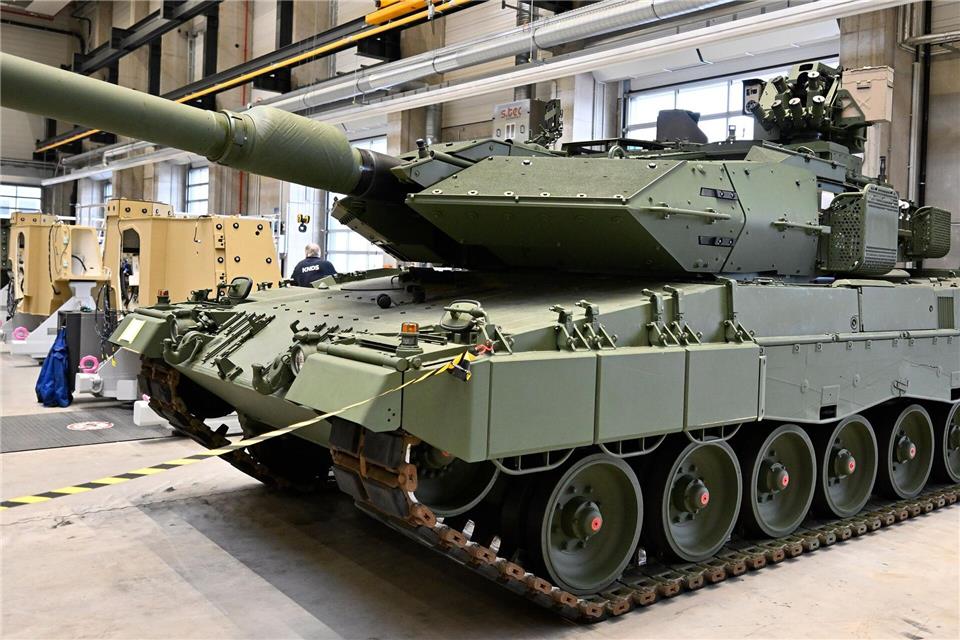 Reiche: Rüstungsindustrie essenziell für deutsche Wirtschaft Kampfpanzer vom Typ Leopard 2 werden im KNDS-Werk Unterstadt in Kassel montiert. Swen Pförtner/dpa