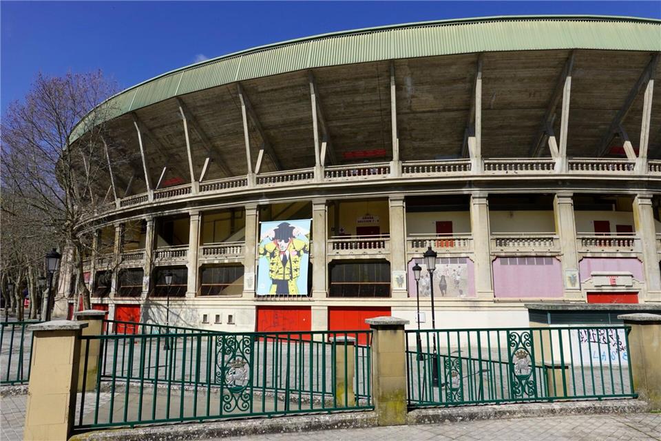 Kampfstiere jagen jedes Jahr durch die Altstadtgassen bis zur Arena, der Plaza de Toros de Pamplona.Andreas Drouve/dpa-tmn