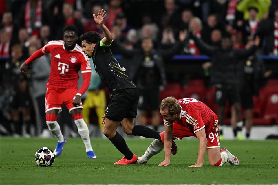 Kanada-Kapitän Alphonso Davies (l.) fällt mehrere Wochen aus.Sven Hoppe/dpa