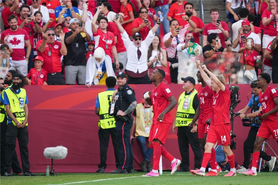 Kanada bejubelte den ersten Punkt bei einer WM-Endrunde.Nathan Denette/The Canadian Press/dpa