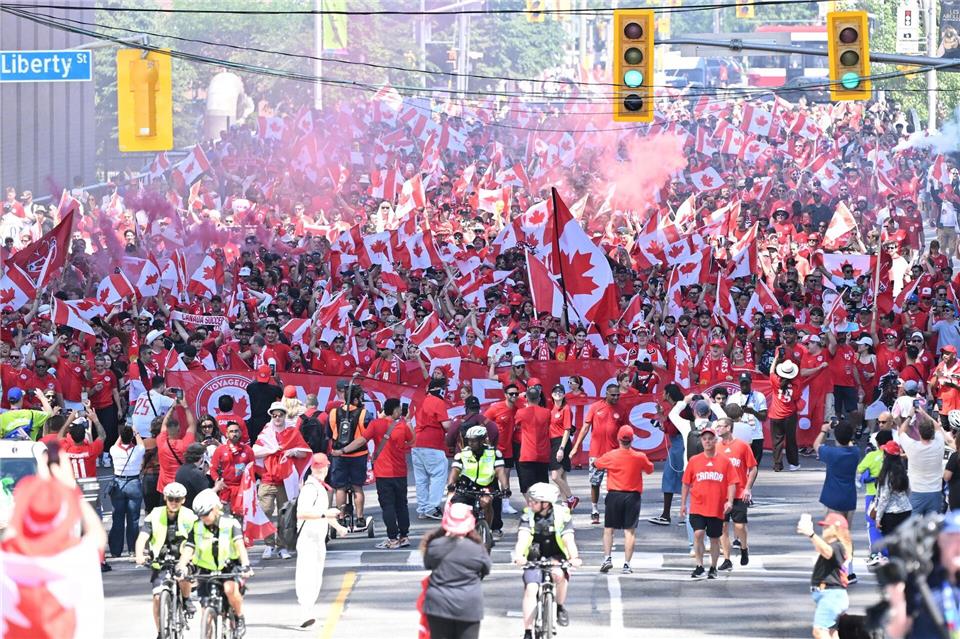 Kanadas Fans auf dem Weg zum Stadion.Jon Blacker/Canadian Press via ZUMA Press/dpa