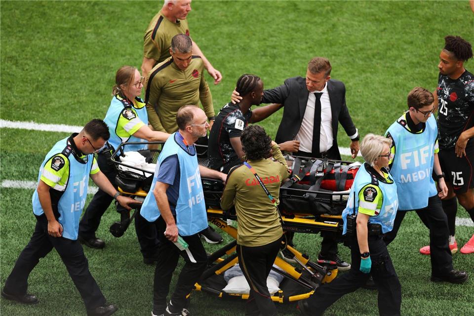 Kanadas Ismaël Koné erlitt gegen Katar einen Beinbruch.Kaleb Tatum/AP/dpa