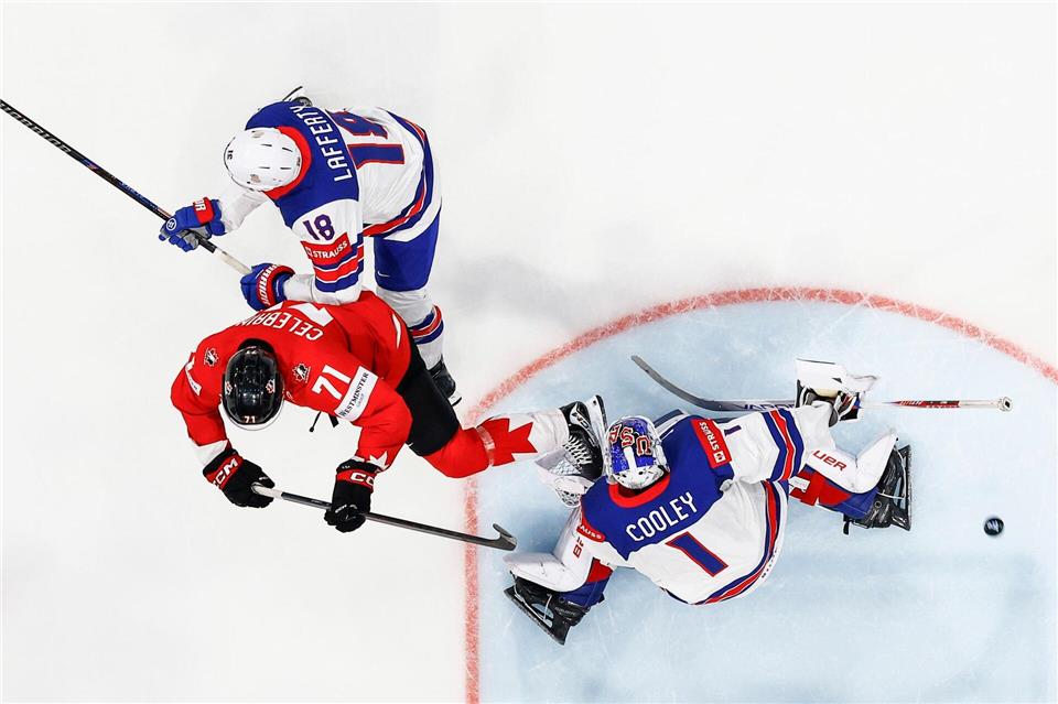 Kanadas Kapitän Macklin Celebrini trifft gegen die US-Amerikaner.Alessandro Della Valle/KEYSTONE/dpa