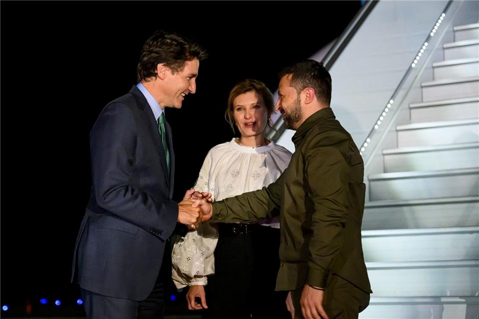 Nach Nordamerika-Reise: Selenskyj stoppt in Polen und Irland Kanadas Premierminister Justin Trudeau begrüßt seinen ukrainischen Amtskollegen Wolodymyr Selenskyj und dessen Frau Olena Selenska auf dem Flughafen von Ottawa.