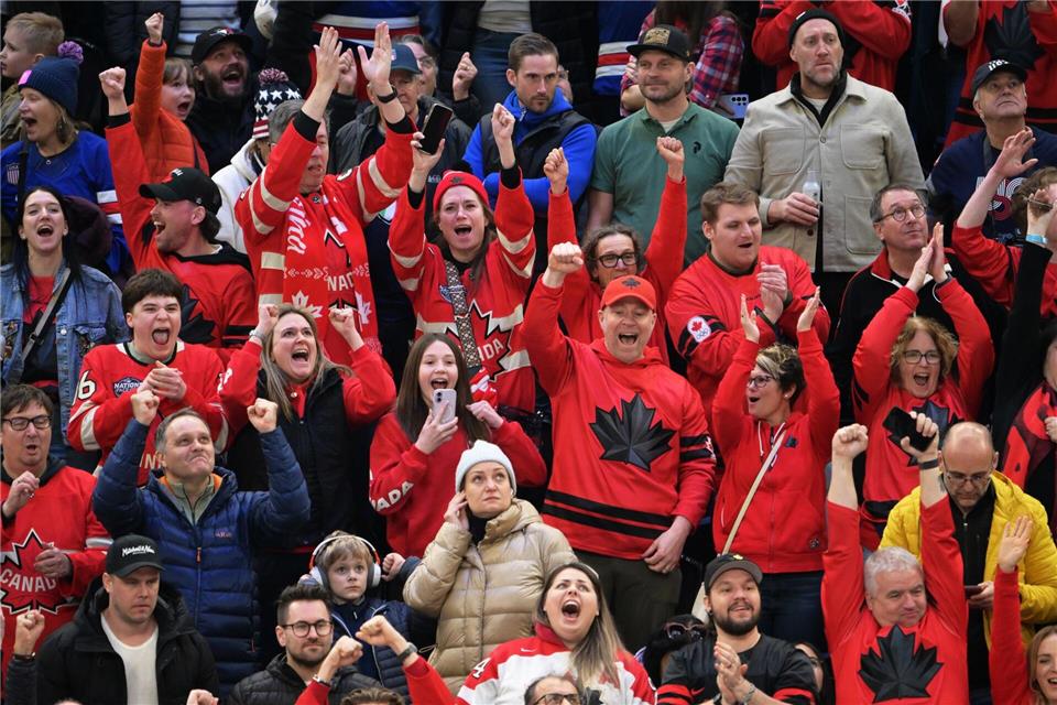 Kanadische Eishockeyfans können beim Olympia-Finale nicht nur in Mailand Alkohol trinken.Peter Kneffel/dpa