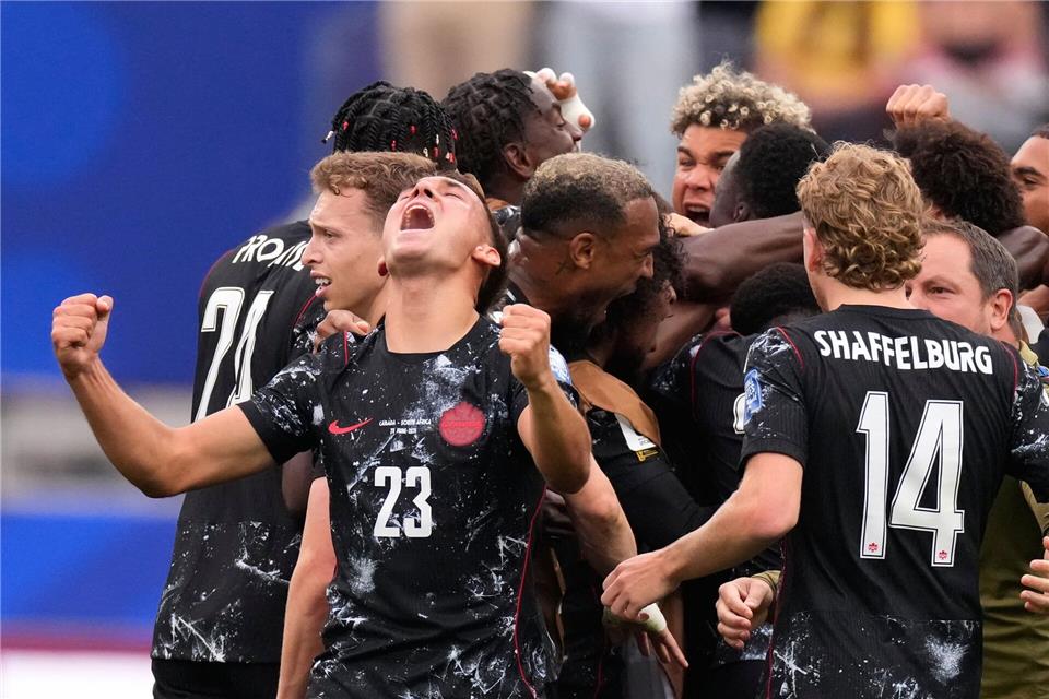 Kanadische Spieler jubeln nach dem Spiel über den Sieg.Mark J. Terrill/AP/dpa