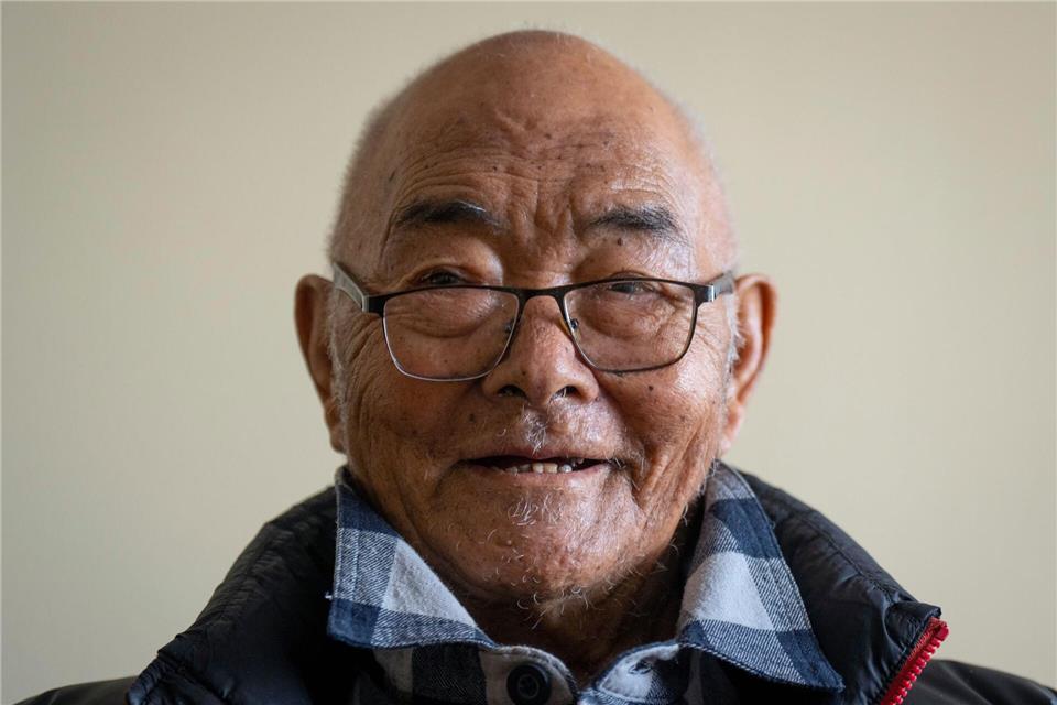 Kanchha Sherpa war der letzte Überlebende der Everest-Expedition 1953 um Edmund Hillary und Tenzing Norgay. Der 92-Jährige starb nach Angaben seiner Familie zu Hause in Kathmandu. (Archivbild)Niranjan Shrestha/AP/dpa