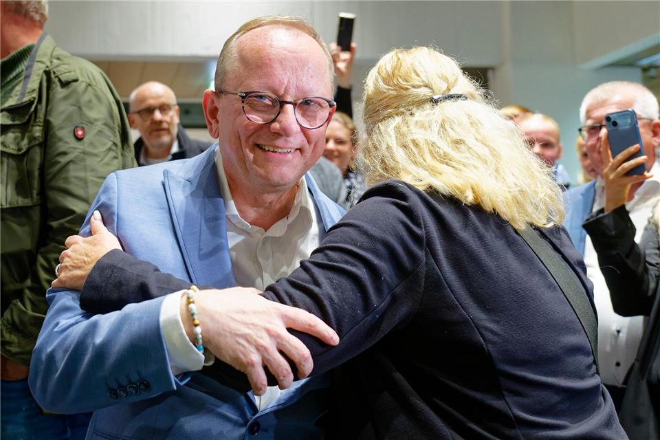 Kandidat Blettner (M) landete laut vorläufigem Wahlergebnis vor seinem Konkurrenten Gotter. Uwe Anspach/dpa