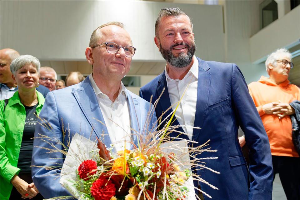 OB-Wahl: Klaus Blettner gewinnt Stichwahl in Ludwigshafen Kandidat Blettner (l) landete laut vorläufigem Wahlergebnis vor seinem Konkurrenten Gotter. Uwe Anspach/dpa
