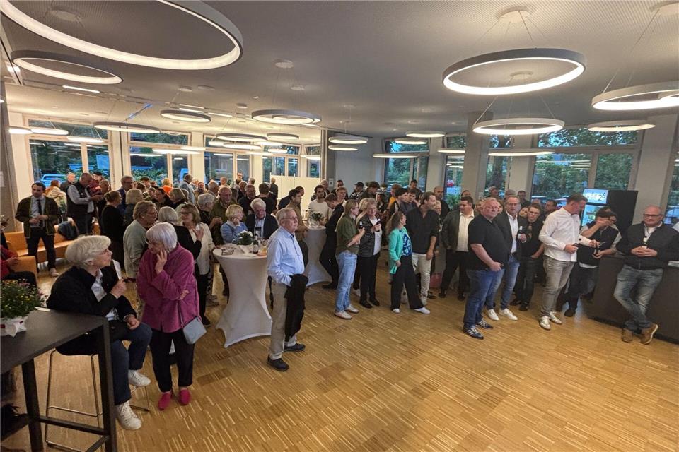 Zwei Stimmen entscheiden Wahl in Marbeck Kandidaten und Besucher beobachteten am Sonntagabend die Wahlergebnisse im Borkener Rathaus.