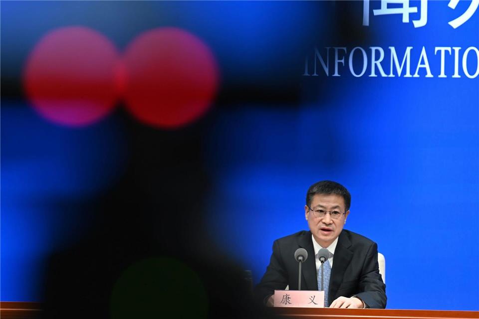 Kang Yi, der Direktor des Pekinger Statistikbüros, präsentiert die neuen Wachstumszahlen. Johannes Neudecker/dpa