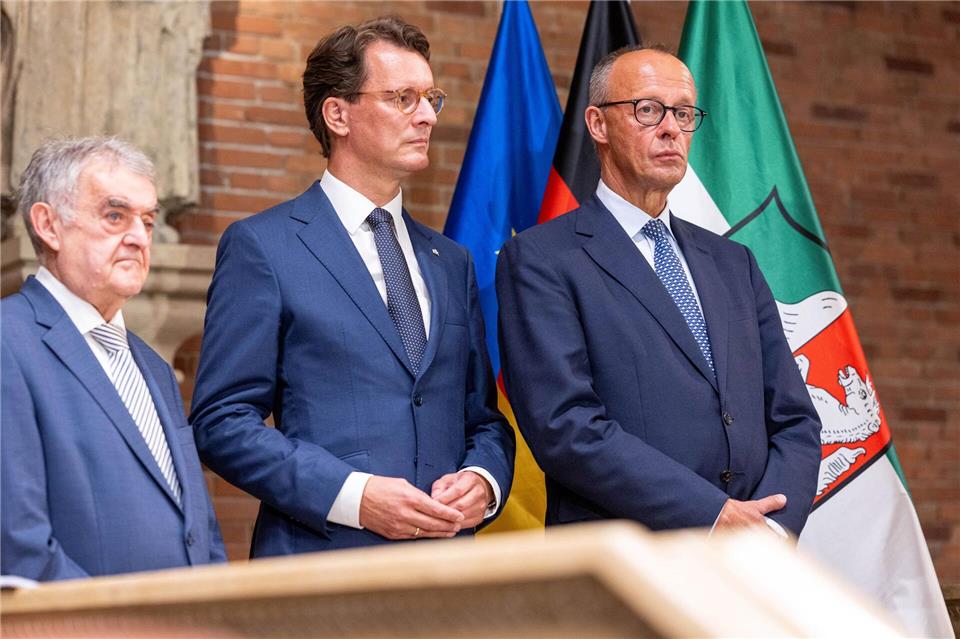Kann Kanzler Friedrich Merz etwas von Nordrhein-Westfalens Ministerpräsident Hendrik Wüst lernen? (Archivbild)Guido Kirchner/dpa