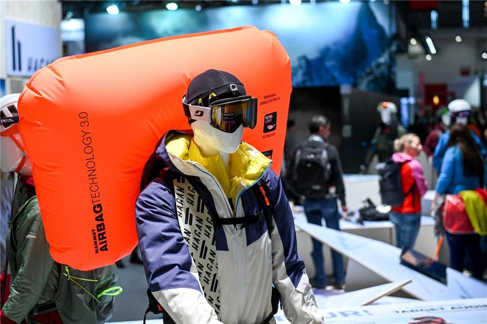 Kann Leben Retten: Lawinenrucksäcke sollen Skifahrer im Ernstfall oben halten, sodass sie nicht unter den Schneemassen verschüttet werden.picture alliance/dpa