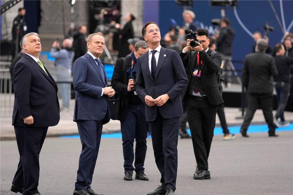 Kann Nato-Generalsekretär Mark Rutte (r) in dem aktuellen Konflikt vermitteln? Ungarns Ministerpräsident Viktor Orban (l) steckt mitten im Wahlkampf und steht unter Druck. (Archivbild)Virginia Mayo/AP/dpa