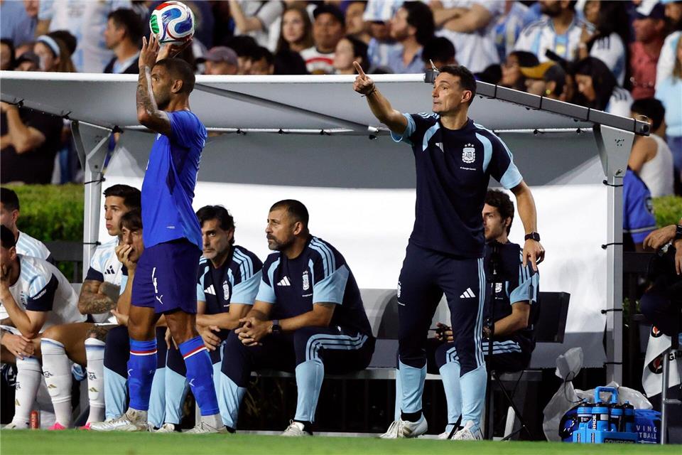 Kann Trainer Lionel Scaloni (r) Argentinien erneut zum Titel führen?Butch Dill/FR111446 AP/AP/dpa